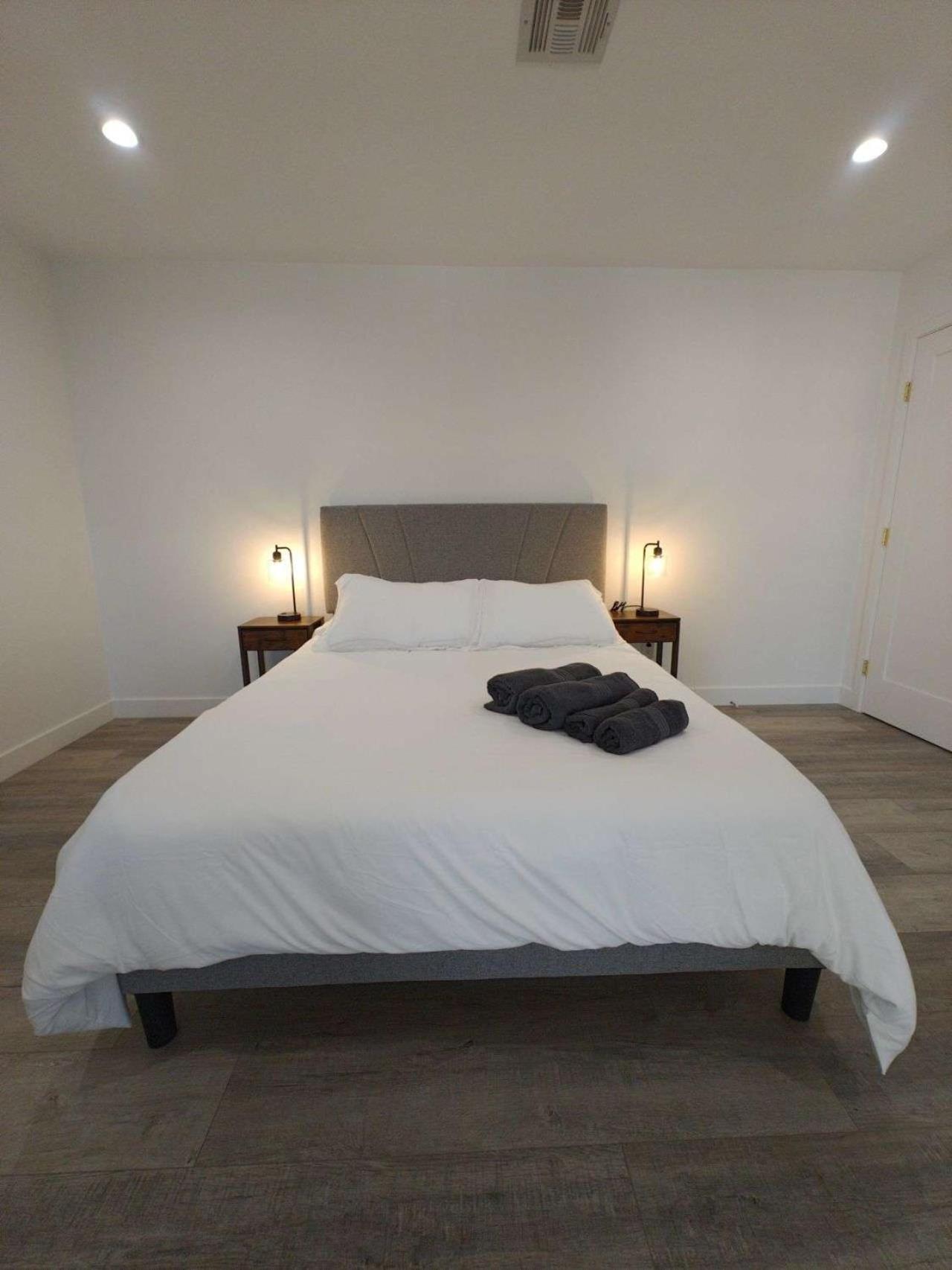 The Strip Is Just Around The Corner! Newly Renovated Luxury Modern Minimalist Villa With Large Pool! Las Vegas Eksteriør bilde